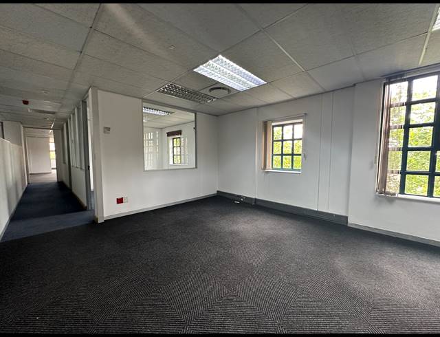 1,910M² OFFICE TO LET IN SUNNINGHILL